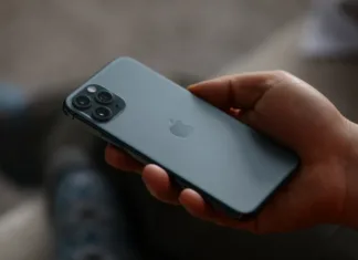 Se nakup rabljenega telefona splača? Na to morate biti pozorni, da vas ne prinesejo okoli Minsk, Belarus - December 11, 2019: A man holds a new model apple iphone backside up closeup . Illustrative editorial
