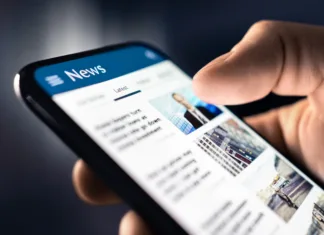 Zakaj neprestano vidimo le negativne novice? Krivi smo sami News and press release. Headlines and newspaper media in phone. Reading articles online. Mobile in hand. Feed, breaking report, or business publication. Latest daily journalism.