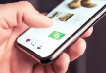 Mnogi to spregledajo, v prihodnje boste za to plačali dodatno: evropska domena še ne pomeni, da blago prihaja iz Evropske unije Online shopping and fashion store website with add to cart button in mobile phone. Customer order and purchase product on internet site. Ecommerce and retail business concept. Digital transaction.