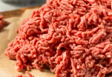 Ne kupujte mletega mesa, če na dnu embalaže opazite to: barva in rok uporabe pogosto zavajata Organic Grass Fed Raw Chuck Ground Beef in a Pile