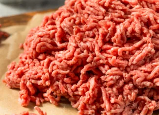 Ne kupujte mletega mesa, če na dnu embalaže opazite to: barva in rok uporabe pogosto zavajata Organic Grass Fed Raw Chuck Ground Beef in a Pile