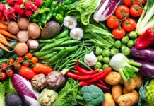 Slovenci jo dajemo v zamrzovalnik, a se tako spremeni v strup: tako pravilno shranite priljubljeno živilo Panoramic food background with assortment of fresh organic vegetables