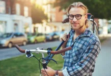 Na faks s kolesom? Aplikacija Cycle2Connect te lahko pripelje do evropskega finala Portrait of blonde white man in the city with a bike
