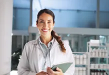Nasveti, s katerimi povišate svoj h-indeks in pospešite akademsko kariero Portrait, woman and scientist on tablet in lab for research, medical investigation and pharmaceutical report. Person, smile and digital for about us, biology study and information of vaccine solution
