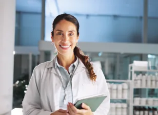 Nasveti, s katerimi povišate svoj h-indeks in pospešite akademsko kariero Portrait, woman and scientist on tablet in lab for research, medical investigation and pharmaceutical report. Person, smile and digital for about us, biology study and information of vaccine solution