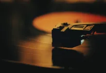 Nove kategorije za nagrado Grammy, ‘krivci’ pa Bad Bunny in K-Pop Demon Hunters Record player turntable stock footage. A record player turntable with it's stylus running along a vinyl record.
