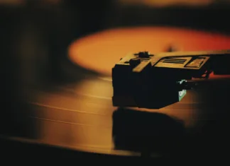 Nove kategorije za nagrado Grammy, ‘krivci’ pa Bad Bunny in K-Pop Demon Hunters Record player turntable stock footage. A record player turntable with it's stylus running along a vinyl record.