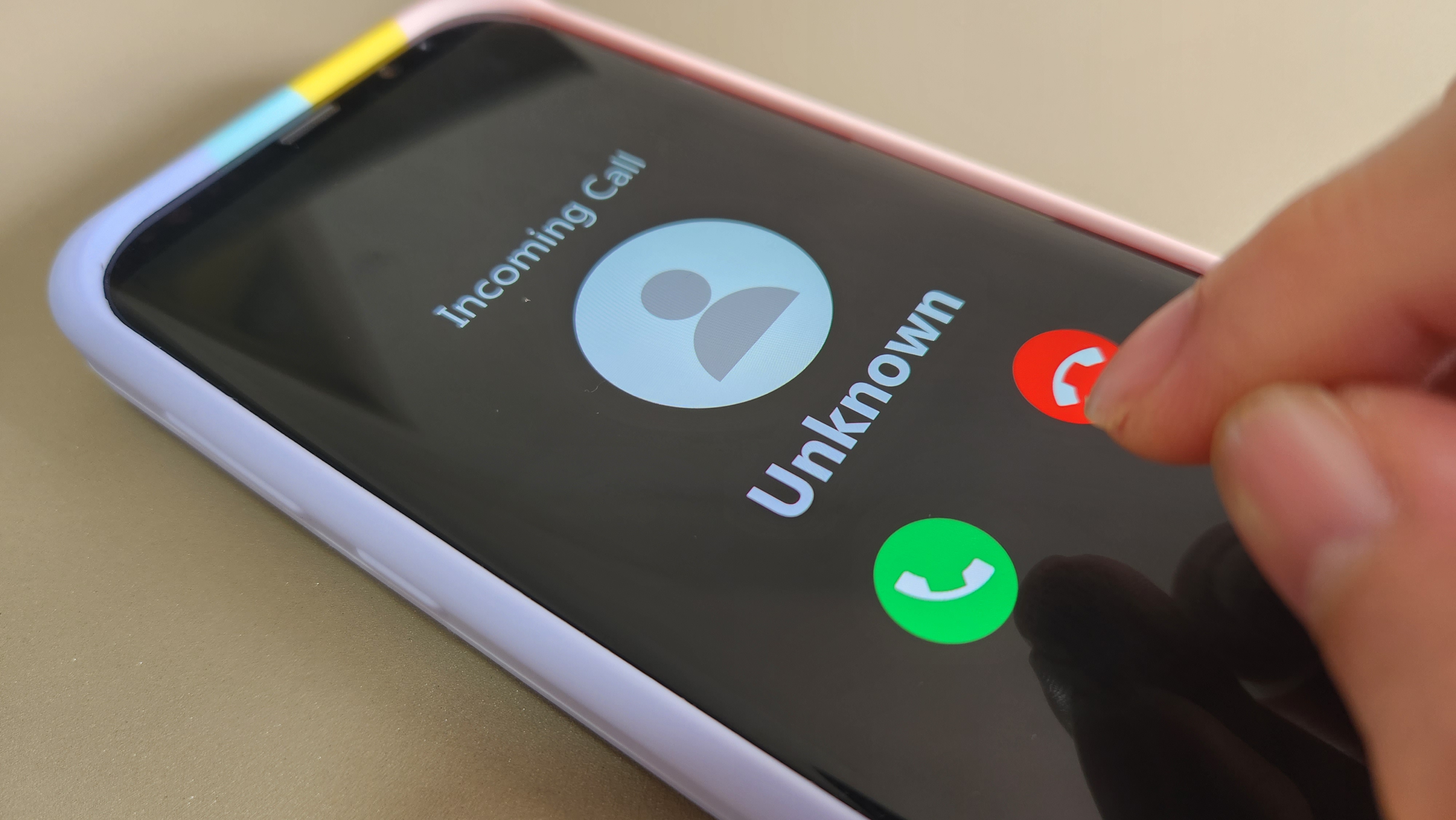 Telefon zvoni, vi se oglasite, na drugi strani pa tišina? Ne, ni napaka, temveč nevarna prevara … Rejecting an unknown incoming call