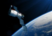 Kaj se zgodi s satelitom v vesolju, ko odsluži svojo nalogo? Space station deploys solar panels over planet Earth. 3d illustration.