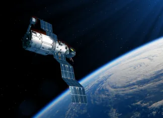 Kaj se zgodi s satelitom v vesolju, ko odsluži svojo nalogo? Space station deploys solar panels over planet Earth. 3d illustration.