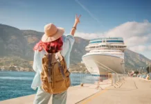 Nasveti, s katerimi boste na križarki ostali zdravi in uživali na dopustu Tourist wearing backpack and hat gesturing near cruise ship at Kotor bay, Montenegro