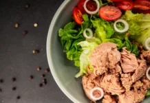 Hiter poletni obrok: proteinska solata za stabilen krvni sladkor Tuna salad green leaf lettuce, canned tuna, tomato fresh delicious gourmet food background on the table rustic food top view copy space keto and paleo diet vegetarian food pescetarian diet