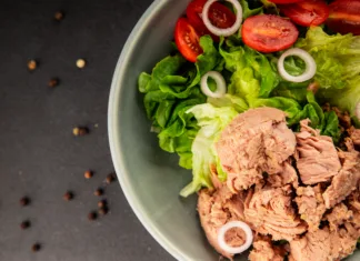 Hiter poletni obrok: proteinska solata za stabilen krvni sladkor Tuna salad green leaf lettuce, canned tuna, tomato fresh delicious gourmet food background on the table rustic food top view copy space keto and paleo diet vegetarian food pescetarian diet