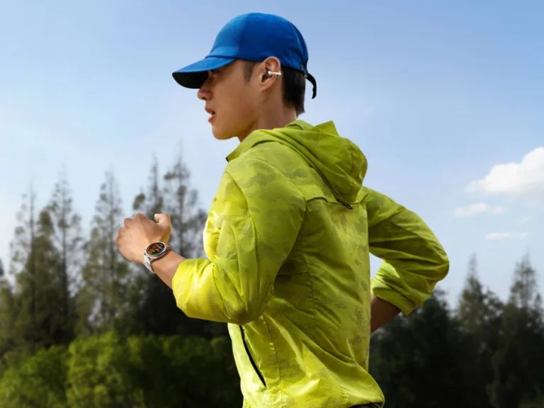 tekač s pametno uro Watch Gt Runner 2
