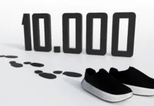 Mit o 10 tisoč korakih na dan: Od kod je prišla ta številka in koliko moramo v resnici prehoditi? A 3d rendering of running shoes and the number "10,000" refers to a 10K race or the classic 10,000 steps daily goal.