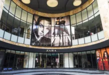 Viralne Zarine hlače v središču škandala: ‘Če jih boste nosile, pripravite obliže’ Brussels: Zara shop in the center of Brussels, Belgium