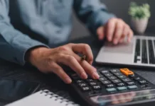 Investiranje za študente: Kako pametno začeti z 20 evri na mesec? Businessman using calculator bookkeeping payroll and budget tax. Business document finance accounting investment