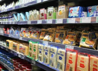 Uživamo jo vsak dan, zdaj raziskovalci opozarjajo nanjo: zveganje za bolezni srca poveča za 19 odstotkov cheese, refrigerator, processed, dairy, production, supermarket, grocery store, food, dairy, supermarket, supermarket, supermarket, supermarket, supermarket, grocery store, grocery store, grocery store