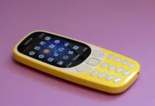 Kaj so ‘neumne naprave’ in zakaj postajajo naš največji luksuz? Chorleywood, Hertfordshire, England, UK - June 5th 2019: The new Nokia 3310 feature phone issued in 2017 on a pink background