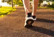 Kaj se zgodi s telesom, če vsak dan naredite 8 tisoč korakov? To sem počel cel mesec in taki so rezultati Close up woman walking on a path. Fitness concept.