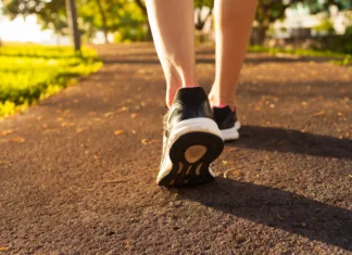 Kaj se zgodi s telesom, če vsak dan naredite 8 tisoč korakov? To sem počel cel mesec in taki so rezultati Close up woman walking on a path. Fitness concept.