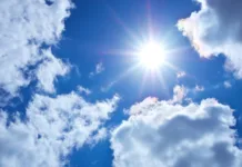 Kaj je razlika med UVA, UVB in UVC? Tako boste enostavno razumeli UV sevanje Deep blue sky at sunny day.