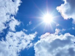 Kaj je razlika med UVA, UVB in UVC? Tako boste enostavno razumeli UV sevanje Deep blue sky at sunny day.