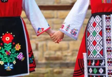 Folkart 2026: Maribor je bil ponovno prestolnica folklore Girls in traditional bulgarian ethnic costumes with folklore embroidery holding hands. The spirit of Bulgaria - culture, history and traditions.