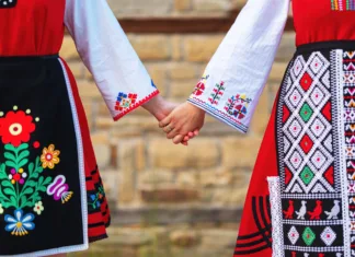 Folkart 2026: Maribor je bil ponovno prestolnica folklore Girls in traditional bulgarian ethnic costumes with folklore embroidery holding hands. The spirit of Bulgaria - culture, history and traditions.