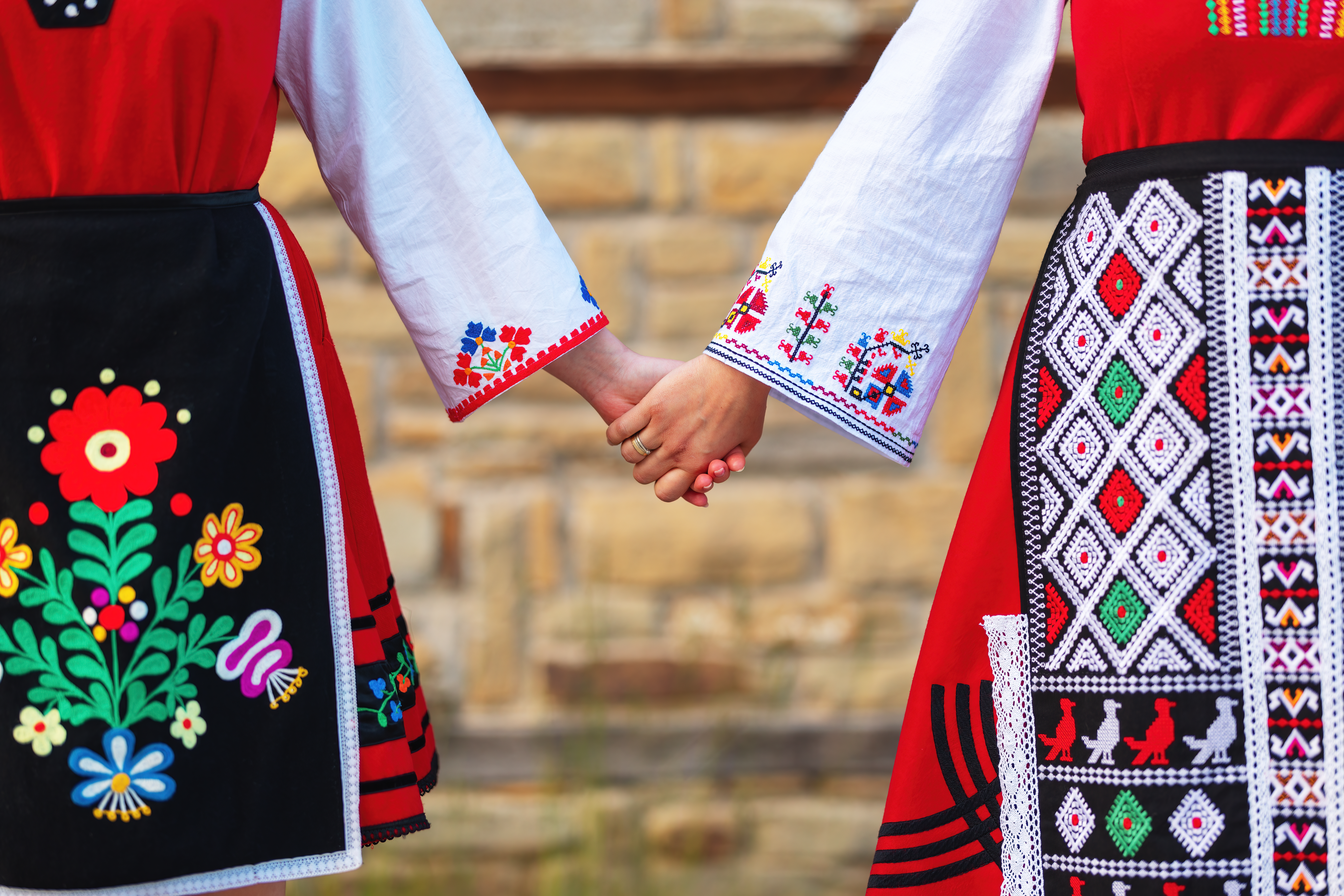 Folkart 2026: Maribor je bil ponovno prestolnica folklore Girls in traditional bulgarian ethnic costumes with folklore embroidery holding hands. The spirit of Bulgaria - culture, history and traditions.