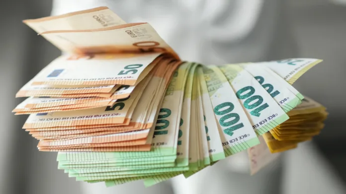 hand-holding-large-fan-of-euro-banknotes-in-50-100-and-200-denominations-concept-of-abundance-wealth-success-and-financial-prosperity-stockpack-istock Hand holding large fan of euro banknotes in 50, 100, and 200 denominations, concept of abundance, wealth, success and financial prosperity