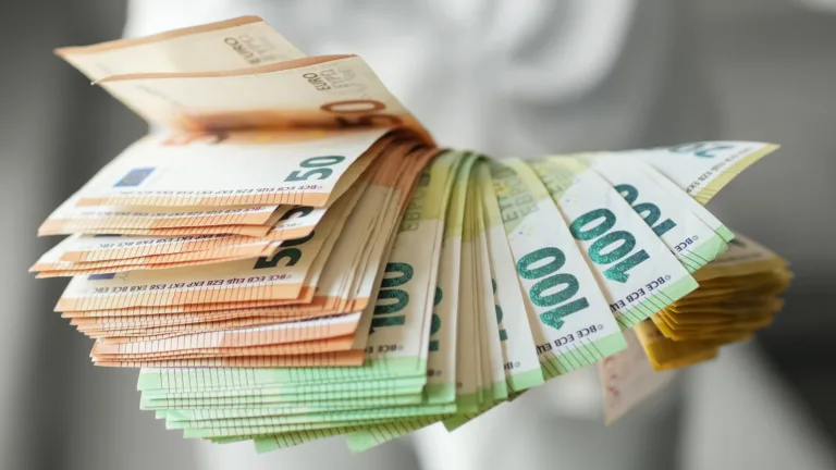 Skrivnostni varčevalni sistem milijarderjev: Kako upravljati z denarjem kot elita