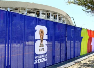 Vročina in logistična nočna mora SP 2026: Kako razdalje in ekstremne temperature vplivajo na igralce? Inglewood (Los Angeles County), California – June 7, 2026: SoFi Stadium displaying FIFA World Cup 2026 branding for tournament running June 11 to July 19, 2026