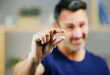 Zdravnik razkril: tako lahko ugotovite velikost moškega penisa že s pogledom na njegove roke! (VIDEO) Man, hands and sign for small size, measurement or emoji in creative startup. Fingers, pinch and person with tiny gesture for minimalist design, scale or show little symbol for growth in niche market