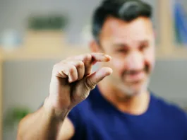 Zdravnik razkril: tako lahko ugotovite velikost moškega penisa že s pogledom na njegove roke! (VIDEO) Man, hands and sign for small size, measurement or emoji in creative startup. Fingers, pinch and person with tiny gesture for minimalist design, scale or show little symbol for growth in niche market