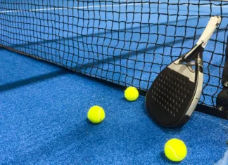 Koliko stane igranje padla? Presenetljivo dostopen šport osvojil tudi Slovenijo padel tennis racket sport court and balls. High quality photo
