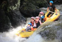 Kam po dozo adrenalina? Ideje za nor vikend z ekipo (ki ne bodo izpraznile denarnice) Pemalang,16 November 2025. Exciting White Water Rafting Adventure: Group Navigating Turbulent Rapids in an Inflatable Boat with Professional Guide