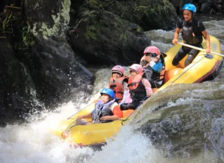 Kam po dozo adrenalina? Ideje za nor vikend z ekipo (ki ne bodo izpraznile denarnice) Pemalang,16 November 2025. Exciting White Water Rafting Adventure: Group Navigating Turbulent Rapids in an Inflatable Boat with Professional Guide