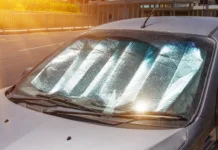 Skoraj vsi vozniki delajo isto napako: zaradi nje senčilo nenehno pada, a rešitev je brezplačna (VIDEO) Protective reflective surface under the windshield of the passenger car parked on a hot day, heated by the sun's rays inside the car