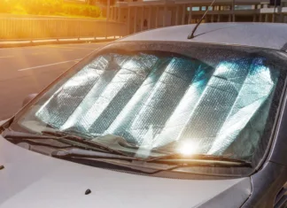 Skoraj vsi vozniki delajo isto napako: zaradi nje senčilo nenehno pada, a rešitev je brezplačna (VIDEO) Protective reflective surface under the windshield of the passenger car parked on a hot day, heated by the sun's rays inside the car
