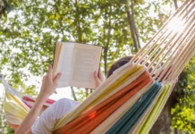 5 vrhunskih trilerjev, ki vam bodo popestrili poletno branje reading at dusk in the hammock with the open book