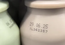 Miti o rokih uporabnosti: Ali je res treba zavreči živilo takoj po preteku datuma? Select focus of the expiration date stamped on milk bottle. Expire date. Dairy product