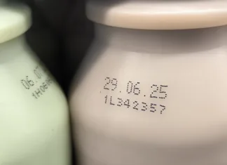 Miti o rokih uporabnosti: Ali je res treba zavreči živilo takoj po preteku datuma? Select focus of the expiration date stamped on milk bottle. Expire date. Dairy product
