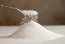 Ali sladkor znižuje testosteron? Spoon of sweetener. Sugar alternative, food and nutrition.