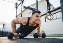 Vodnik za ulična vadbišča v Ljubljani in Mariboru: nič več ne bo treba preplačati za fitnes Sportsman doing dumbbell push up during workout outdoor
