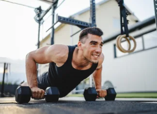 Vodnik za ulična vadbišča v Ljubljani in Mariboru: nič več ne bo treba preplačati za fitnes Sportsman doing dumbbell push up during workout outdoor