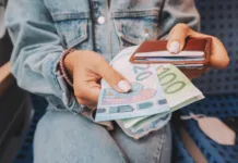 To so najbolj plačana študentska dela med poletjem 2026 The girl takes euro banknotes out of her wallet. The concept of devaluation and inflation of the European currency