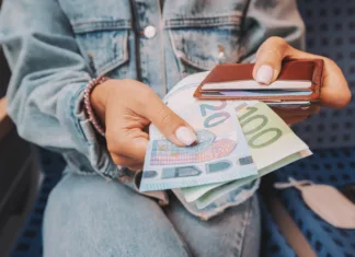 To so najbolj plačana študentska dela med poletjem 2026 The girl takes euro banknotes out of her wallet. The concept of devaluation and inflation of the European currency