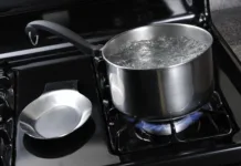 Poceni in priročno, vendar telesu povzroča veliko škodo: kaj se zgodi, ko uživate to živilo? Water boiling in a stainless steal pot on a black stove.