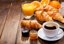 Številni že zjutraj naredijo napako, zaradi katere so ob 11. uri brez energije breakfast with cup of coffee, croissants, orange juice and fruit jam on wooden table